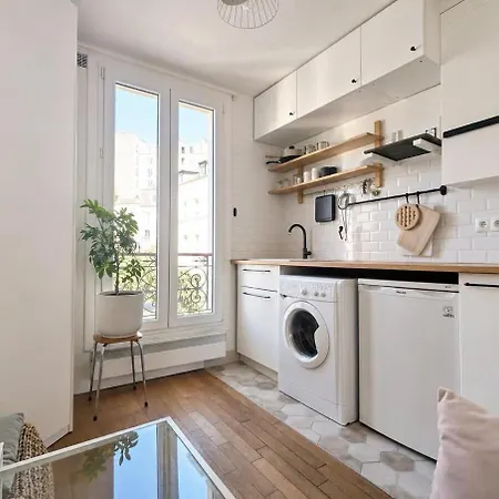 Cocon Pittoresque Sur Cour A Belleville - 2 Pers *