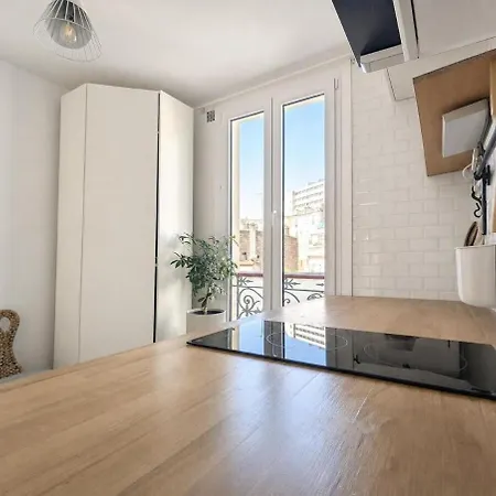 Cocon Pittoresque Sur Cour A Belleville - 2 Pers *